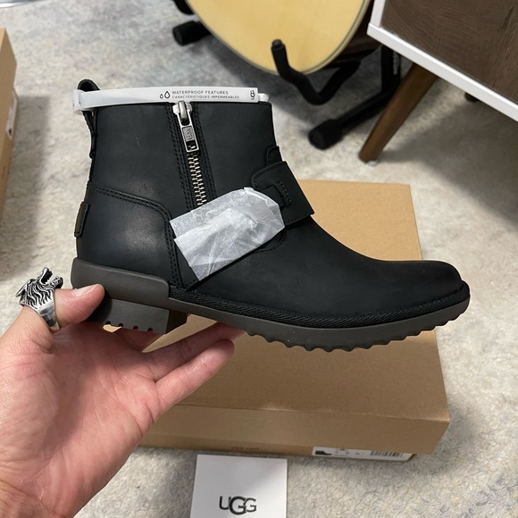 NIB Women’s Size 5 UGG Cheyne Zipper & Buckle Leather Ankle Boots In Black - Picture 4 of 13